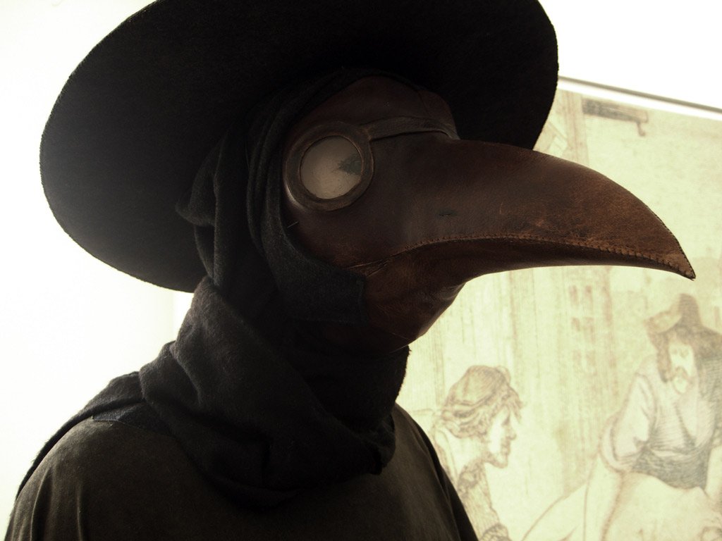 Старинная противовирусная маска. Она защищала врачей при эпидемиях оспы и чумы