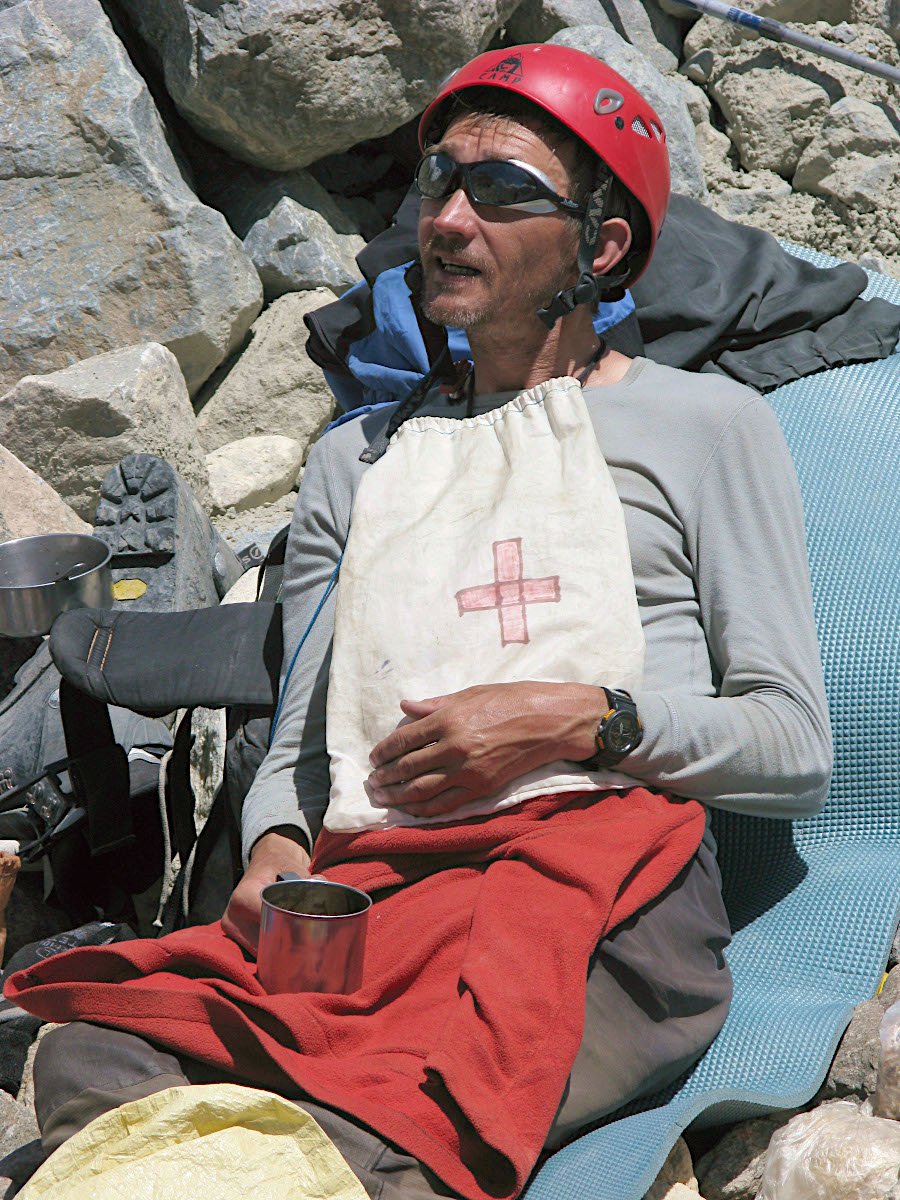 Медик Памирского марафона 2009. Тёмные очки плотно сидят на Олеге Янчевском
